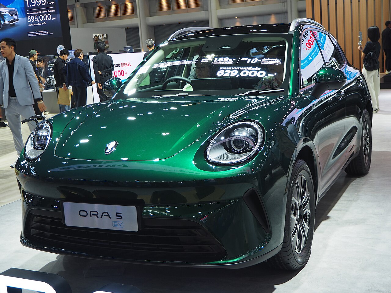 ORA 5 EV Ultra สีเขียวเข้ม มุมด้านหน้าเฉียง ในงานแสดงรถยนต์ที่ไทย