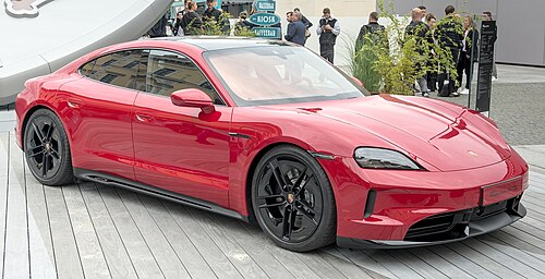 Porsche Taycan GTS รุ่นปรับโฉม สีแดง มุมหน้าเฉียง จัดแสดงในงาน IAA 2025 ที่มิวนิก