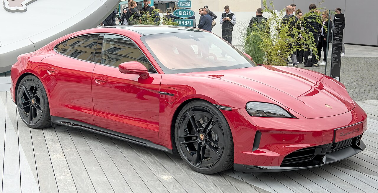 Porsche Taycan GTS รุ่นปรับโฉม สีแดง มุมหน้าเฉียง จัดแสดงในงาน IAA 2025 ที่มิวนิก