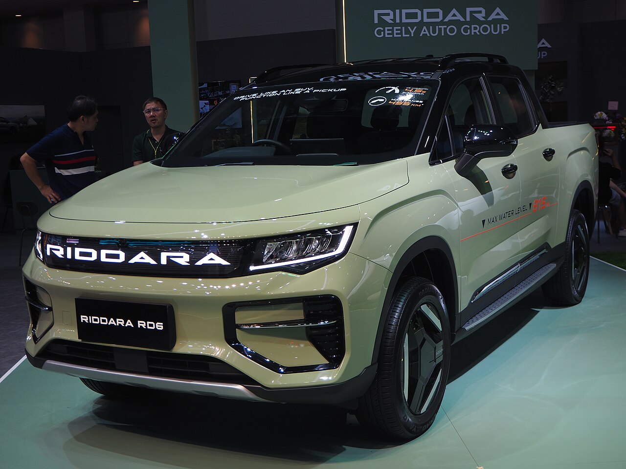 Riddara RD6 สีเขียวอ่อน มุมหน้าเฉียง จัดแสดงในงานมอเตอร์เอ็กซ์โปที่อิมแพ็ค เมืองทองธานี