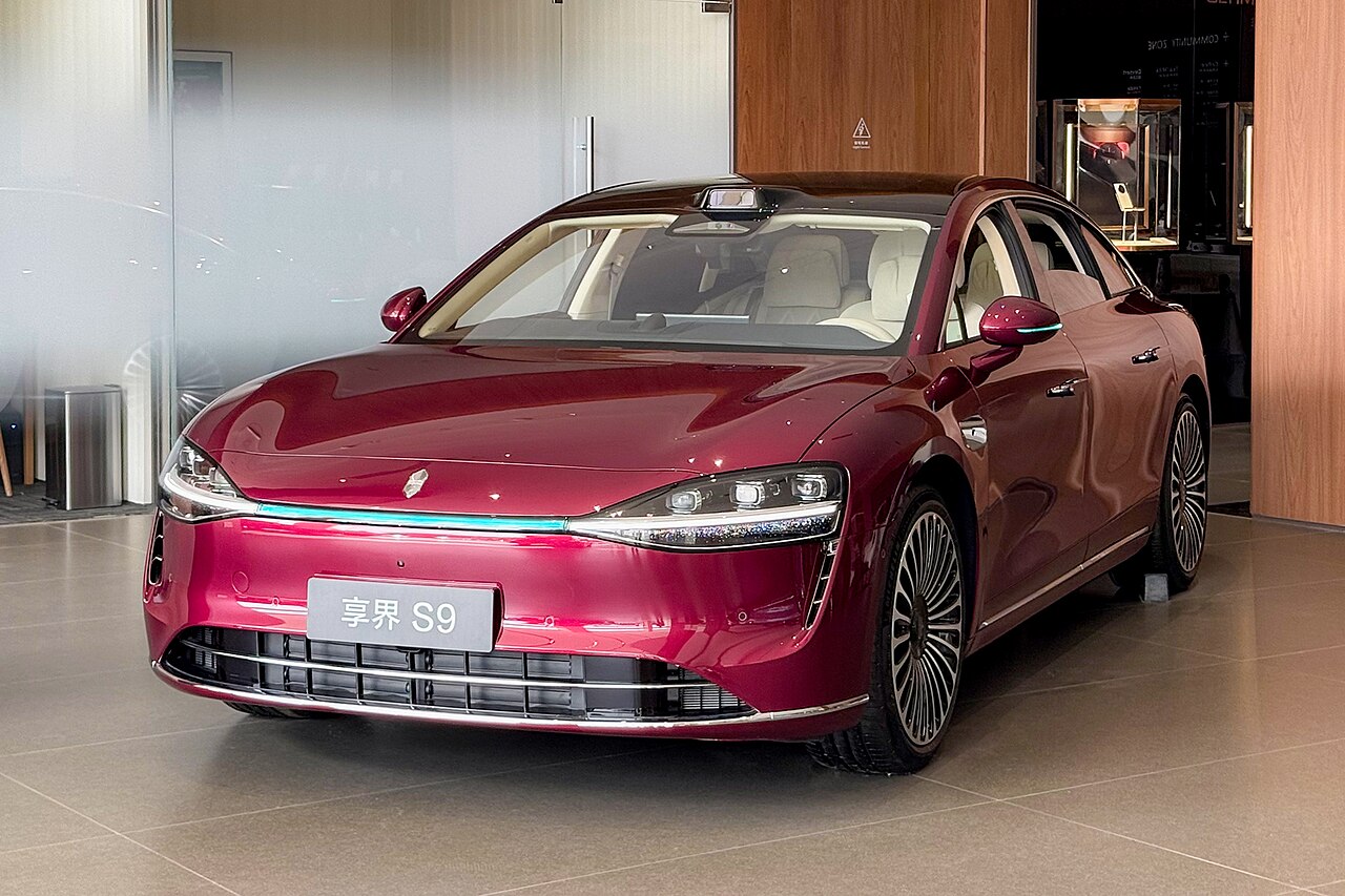 Stelato S9 รุ่นปรับโฉม สีแดงเชอร์รี่ มุมหน้าเฉียง ในโชว์รูม
