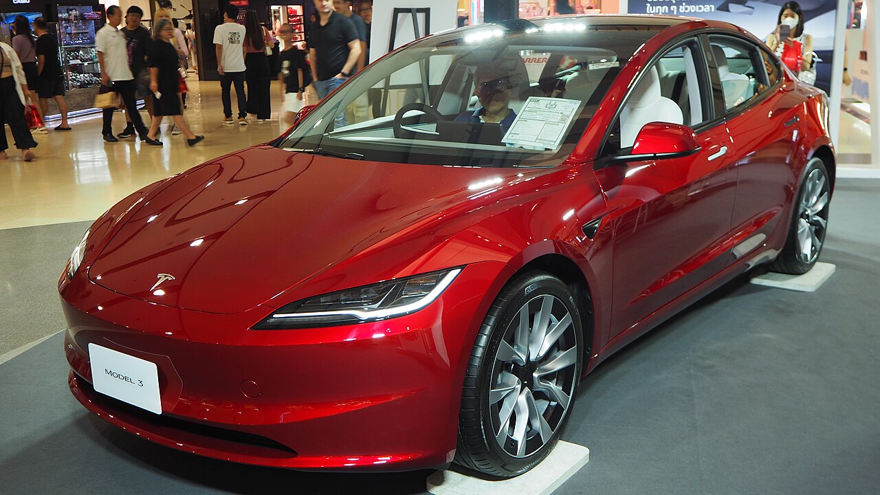 Tesla Model 3 โฉม Highland สีแดง จัดแสดงที่เซ็นทรัลลาดพร้าว กรุงเทพฯ