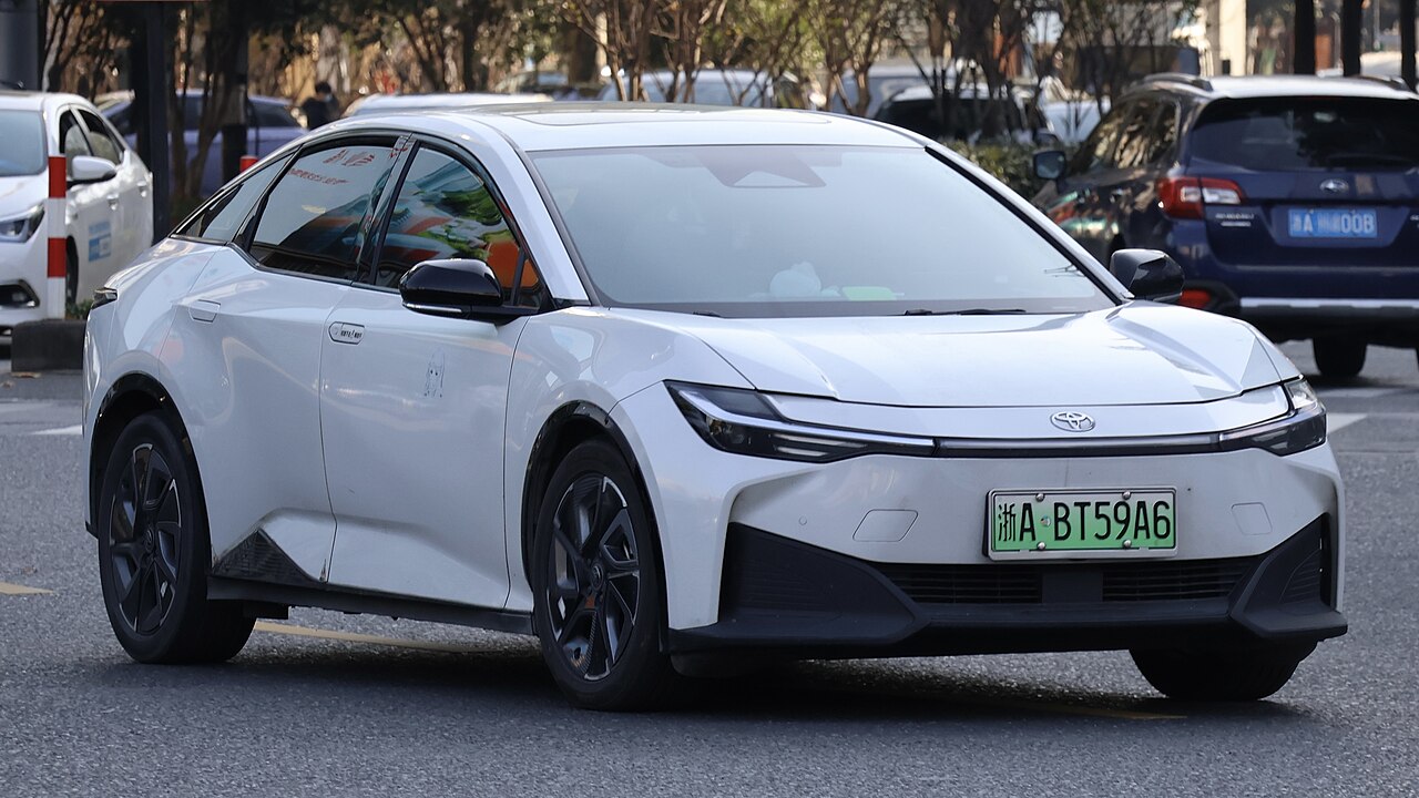 Toyota bZ3 สีขาว มุมหน้าเฉียง บนถนนในหางโจว ประเทศจีน