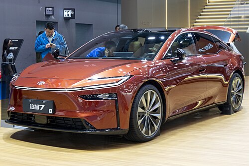 Toyota bZ7 สีส้มแดง มุมหน้าเฉียง จัดแสดงในงาน Auto Guangzhou 2025