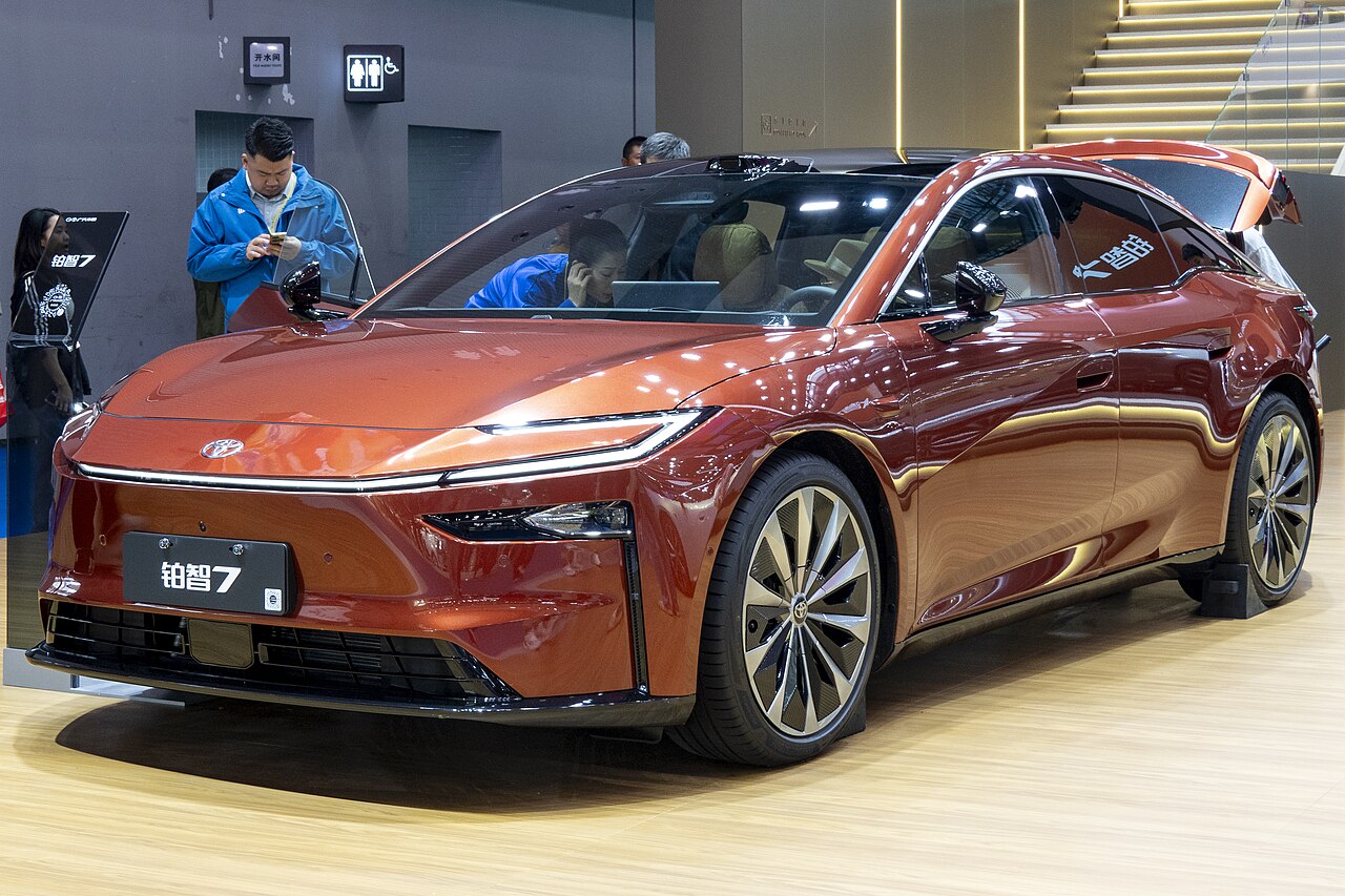 Toyota bZ7 สีส้มแดง มุมหน้าเฉียง จัดแสดงในงาน Auto Guangzhou 2025