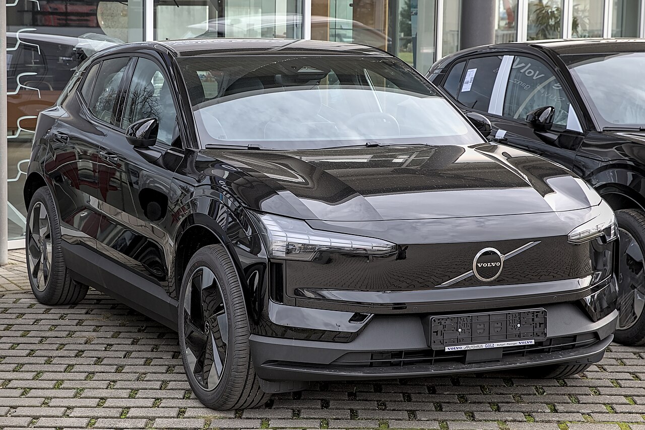 Volvo EX30 สีดำ มุมด้านหน้าเฉียง หน้าโชว์รูม