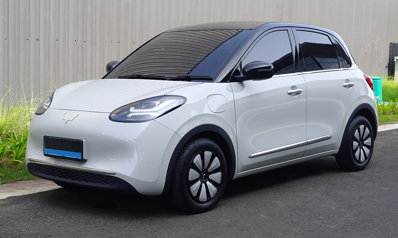 Wuling Binguo EV Long Range สเปกอินโดนีเซีย (รุ่นปี 2024) สีขาว มุมหน้าเฉียง