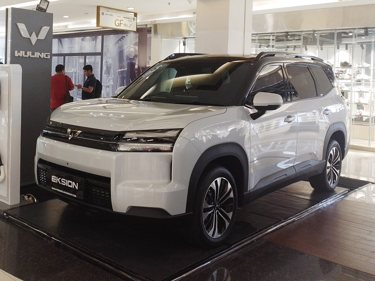 Wuling EKSION EV ปี 2026 สีขาว มุมหน้าเฉียง จัดแสดงในห้างสรรพสินค้าที่อินโดนีเซีย