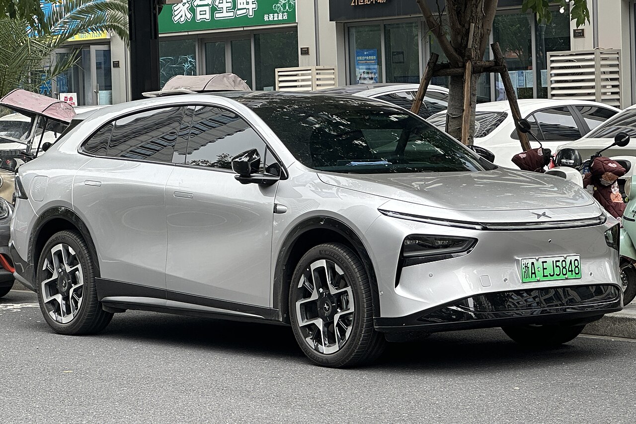 XPENG G7 สีเงิน มุมหน้าเฉียง จอดริมถนนในจีน