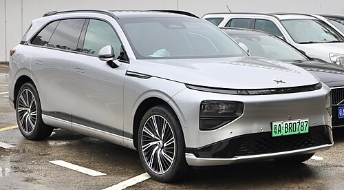 XPENG G9 (รุ่นปี 2022) สีเงิน มุมหน้าเฉียง ถ่ายที่เมืองกว่างโจว
