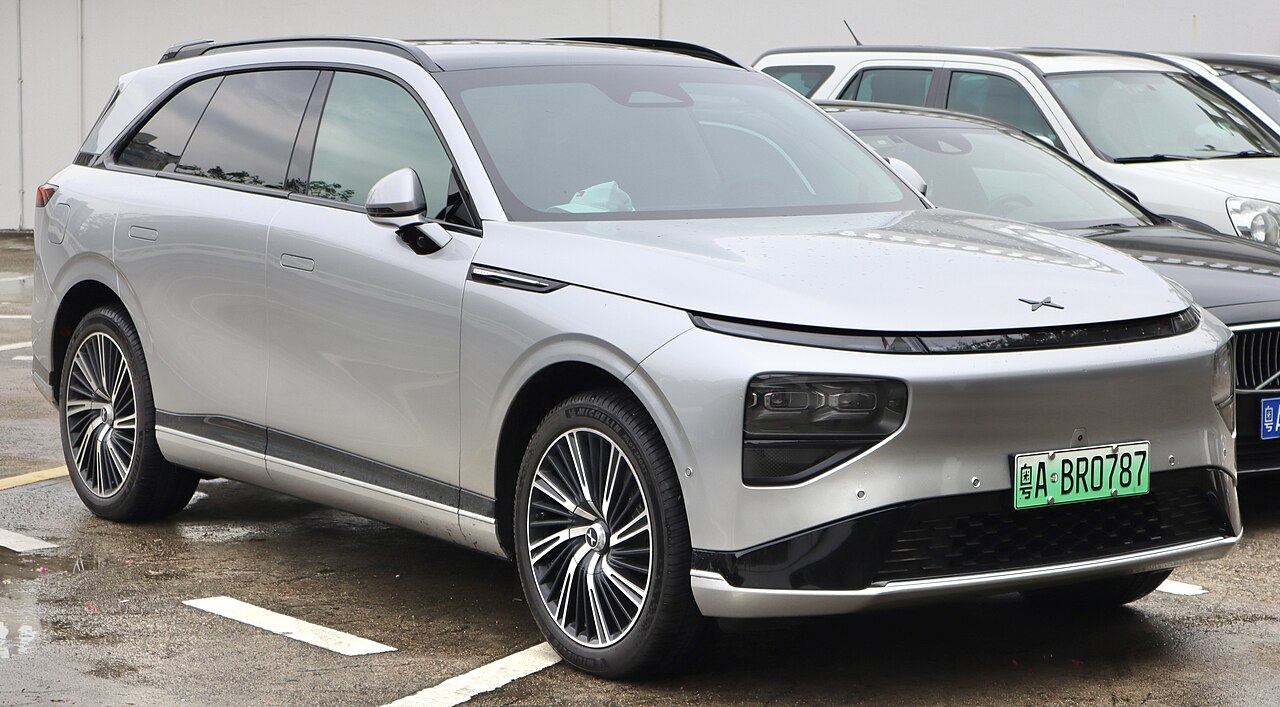 XPENG G9 (รุ่นปี 2022) สีเงิน มุมหน้าเฉียง ถ่ายที่เมืองกว่างโจว