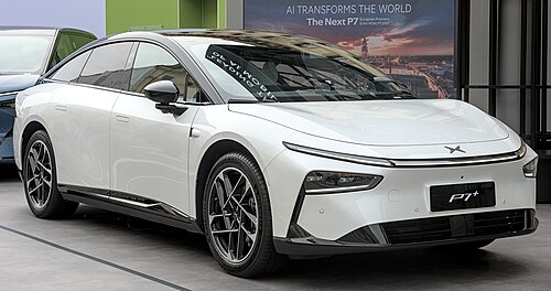 XPENG P7+ (รุ่นก่อนปรับโฉม) สีขาว มุมหน้าเฉียง จัดแสดงในงาน IAA 2025 ที่มิวนิก