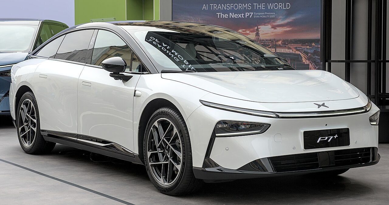 XPENG P7+ (รุ่นก่อนปรับโฉม) สีขาว มุมหน้าเฉียง จัดแสดงในงาน IAA 2025 ที่มิวนิก