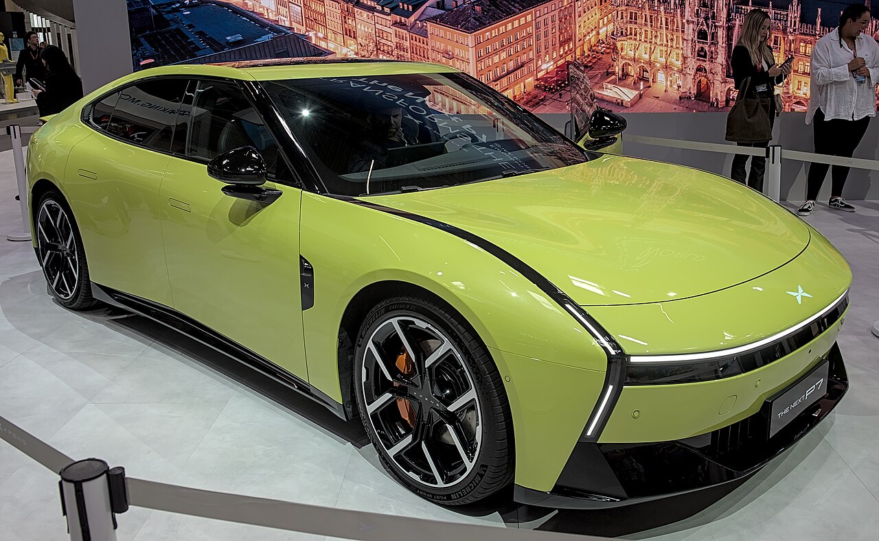 XPENG P7 เจเนอเรชันที่ 2 สีเขียวอ่อน มุมหน้าเฉียง ที่งาน IAA 2025 มิวนิก