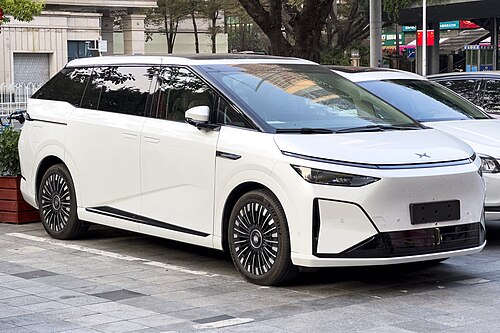 XPENG X9 รุ่นปรับโฉมปี 2026 สีขาว มุมหน้าเฉียง จอดที่เมืองกว่างโจว
