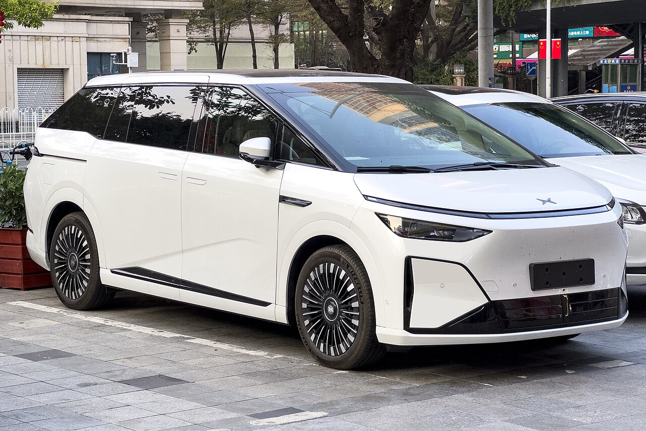 XPENG X9 รุ่นปรับโฉมปี 2026 สีขาว มุมหน้าเฉียง จอดที่เมืองกว่างโจว