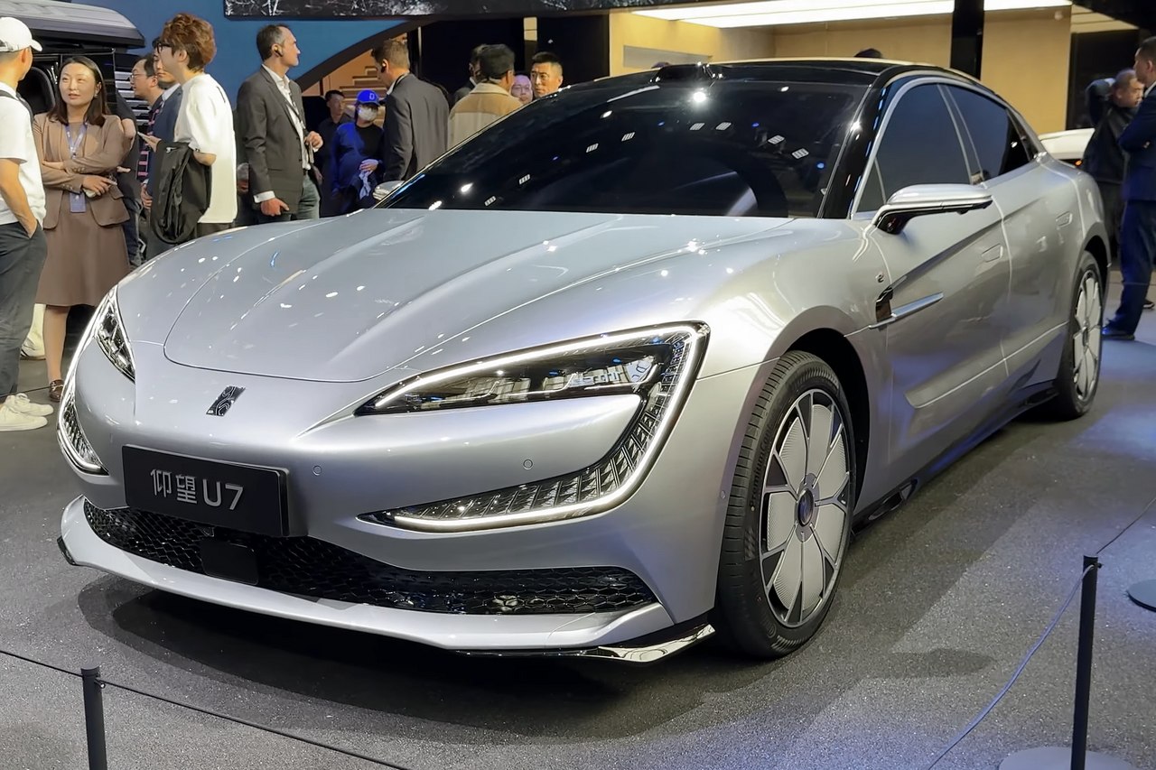 Yangwang U7 EV สีเงิน มุมหน้าเฉียง จัดแสดงในงาน Beijing Auto Show 2024