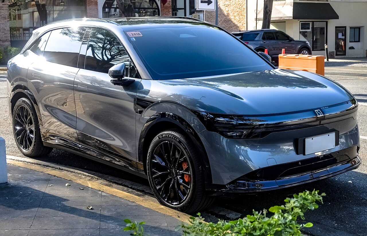 ZEEKR 7X Performance AWD สี Tech Grey มุมหน้าเฉียง