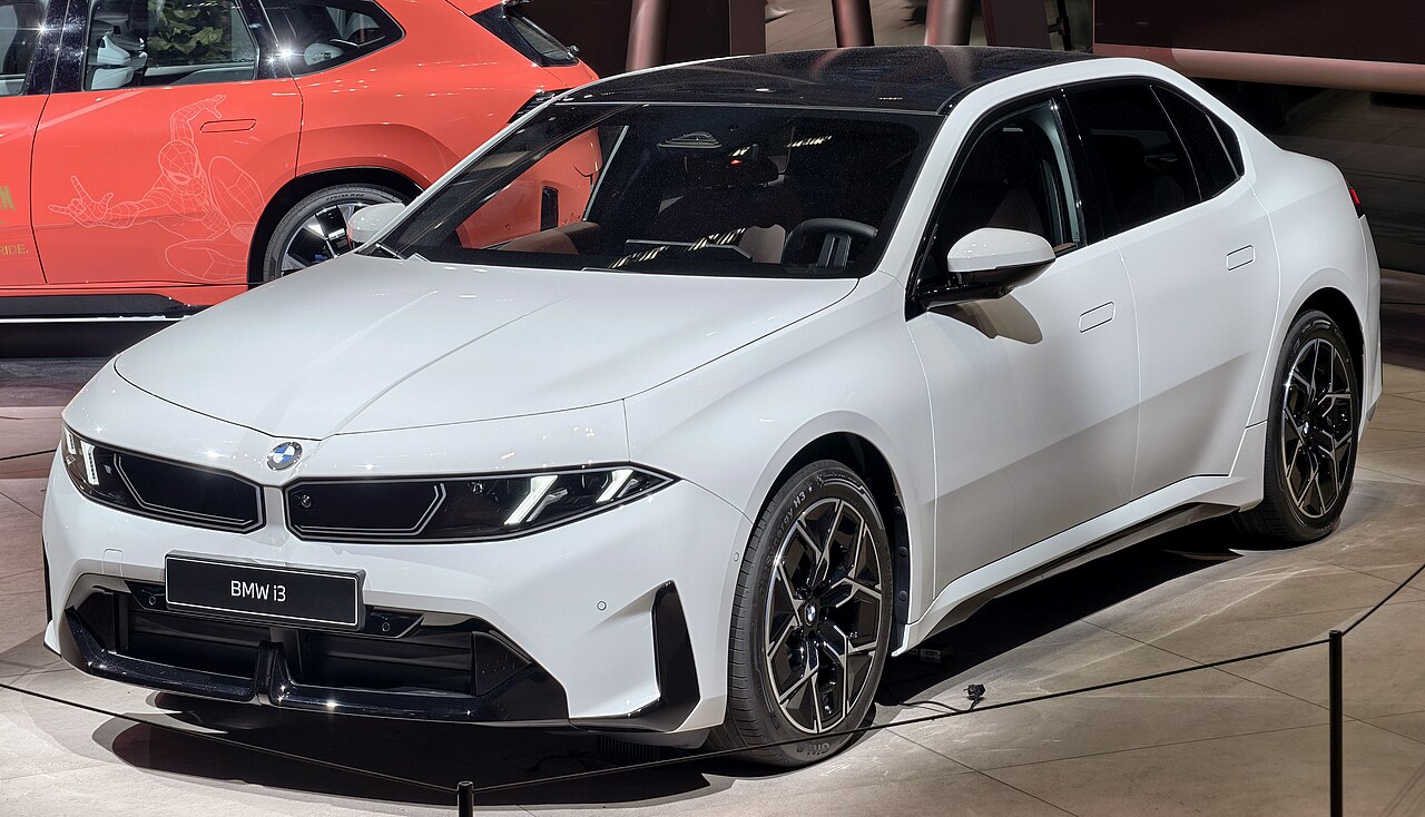 BMW i3 50 xDrive First Edition (NA0) สีขาว มุมด้านหน้า จัดแสดงในโชว์รูม
