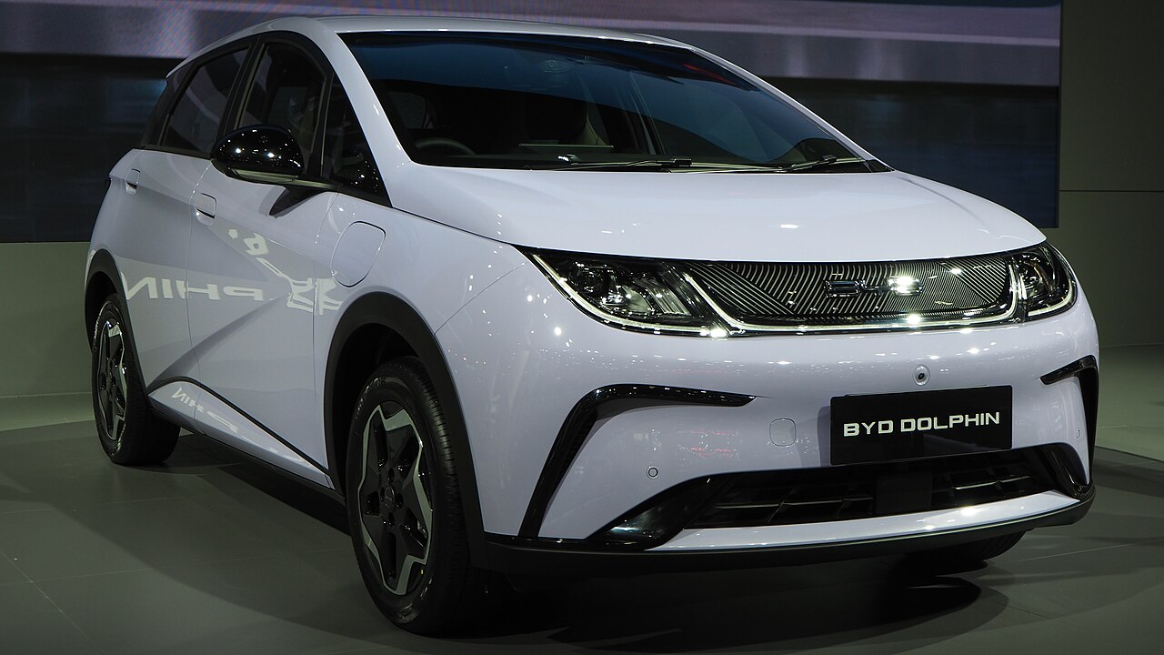BYD Dolphin สีขาว จัดแสดงในงานมอเตอร์โชว์ที่อิมแพ็ค เมืองทองธานี