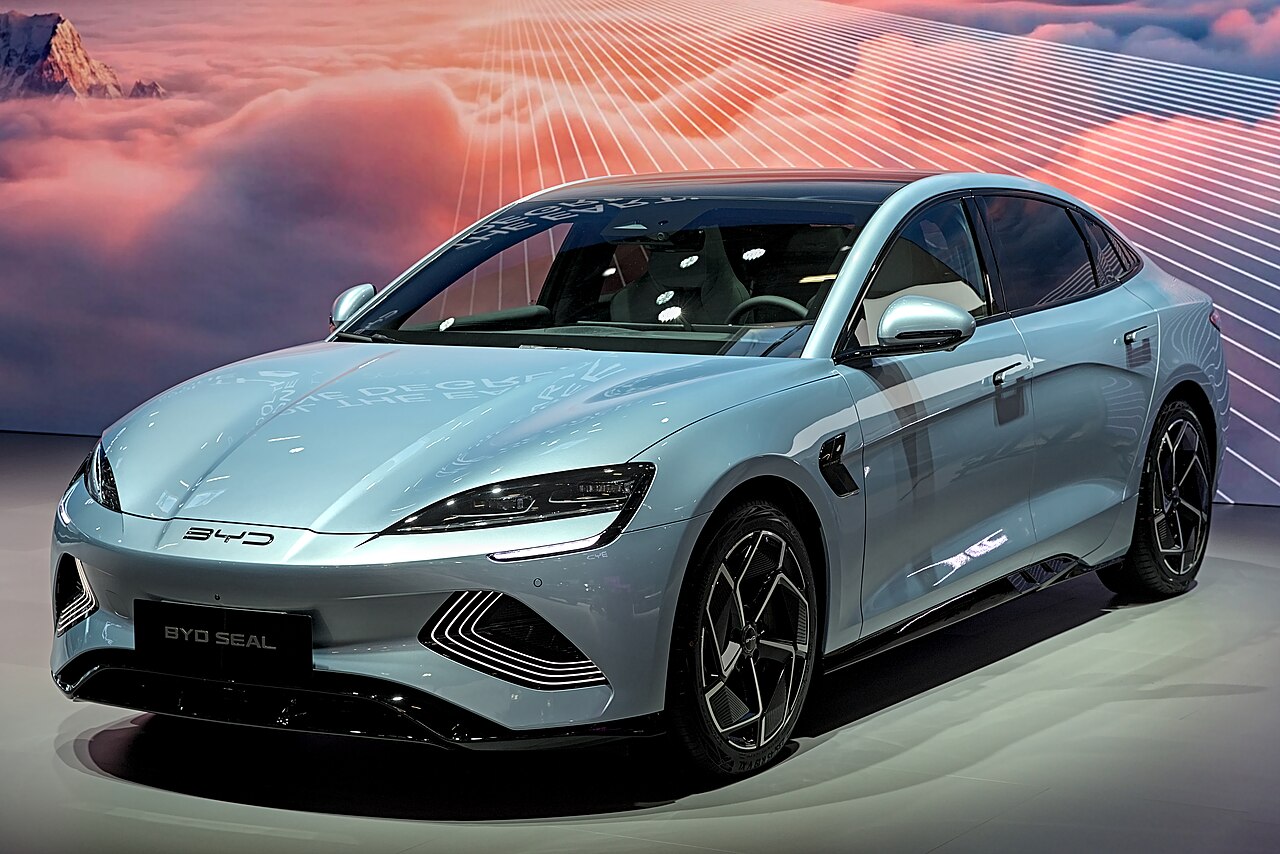 BYD Seal สีฟ้าอ่อน จัดแสดงในงานมอเตอร์โชว์