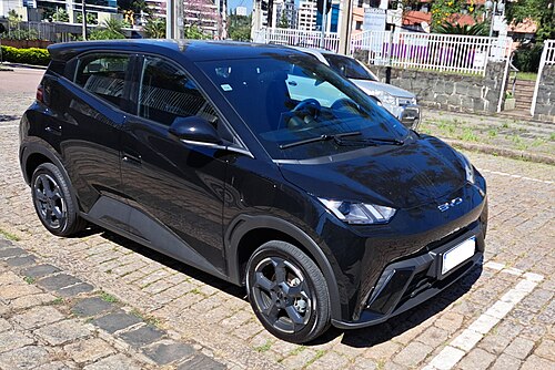 BYD Dolphin Mini สีดำ จอดริมถนนในบราซิล