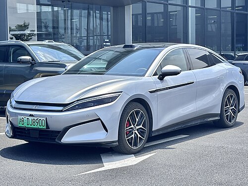 BYD Han L EV สีเงิน จอดหน้าโชว์รูม