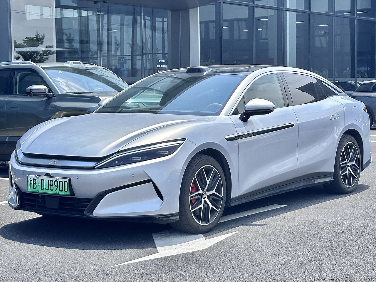 BYD Han L EV สีเงิน จอดหน้าโชว์รูม