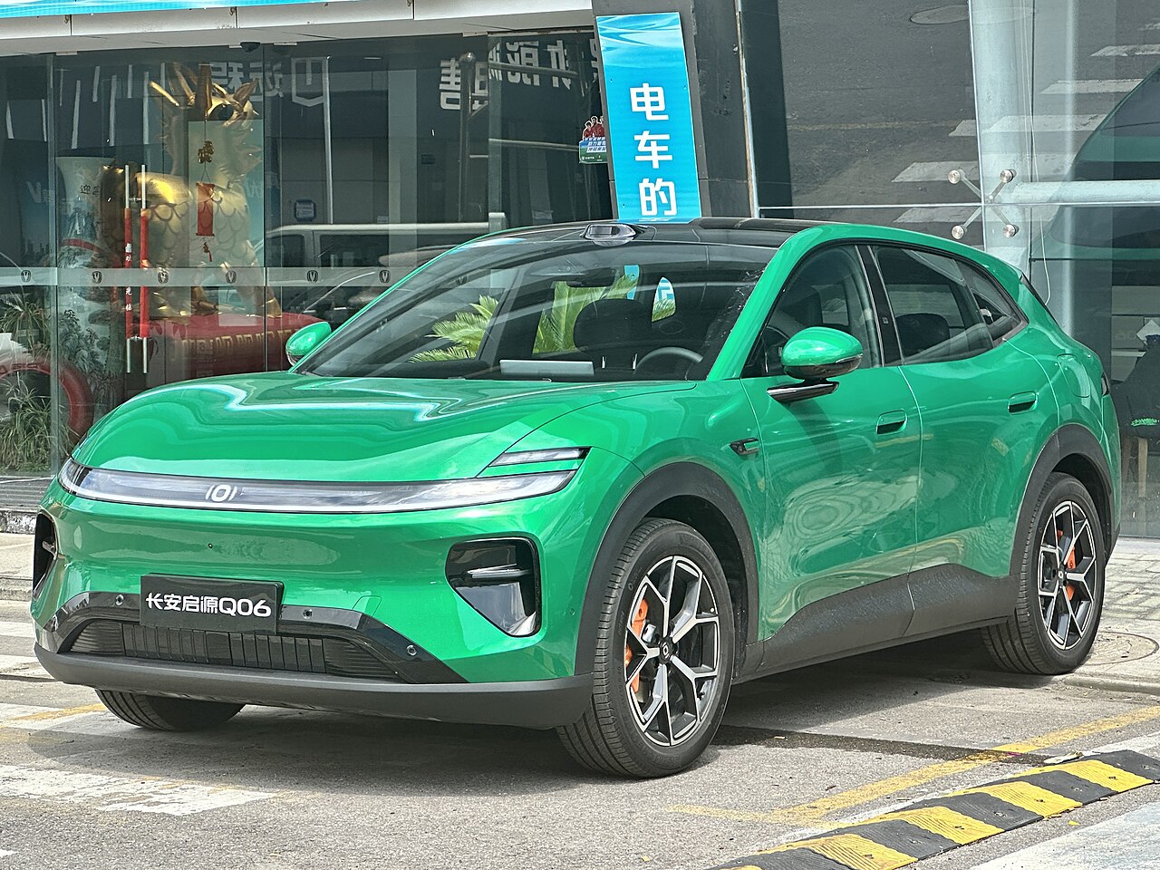 Changan NEVO Q06 สีเขียว มุมด้านหน้า