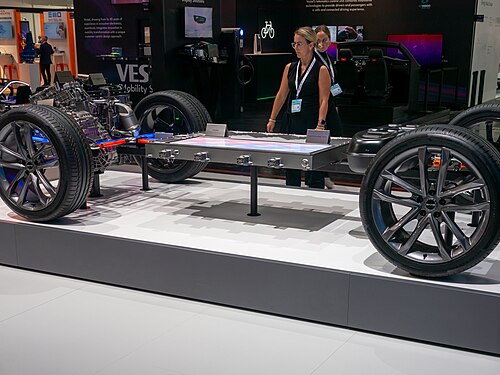 แชสซีรถไฟฟ้าพร้อมแบตเตอรี่ BYD Blade จัดแสดงในงาน IAA Summit 2023 ที่มิวนิก
