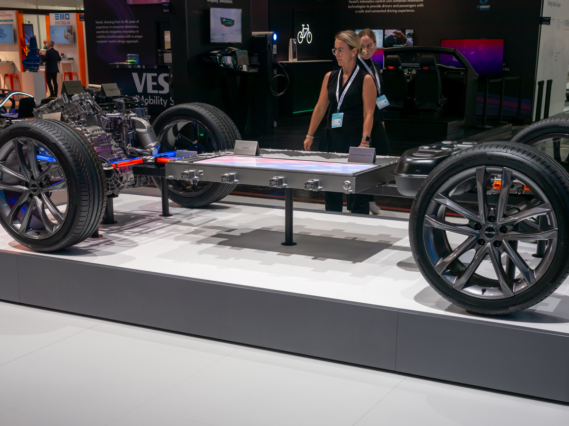 แชสซีรถไฟฟ้าพร้อมแบตเตอรี่ BYD Blade จัดแสดงในงาน IAA Summit 2023 ที่มิวนิก