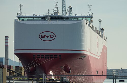 เรือขนส่งรถยนต์ BYD Jinan จอดเทียบท่าที่ท่าเรือลิวอร์โน ประเทศอิตาลี