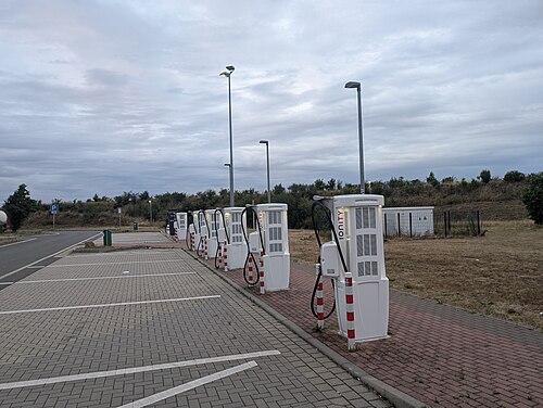 สถานีชาร์จเร็ว Ionity หลายหัวชาร์จที่จุดพักรถบนทางด่วนในเยอรมนี