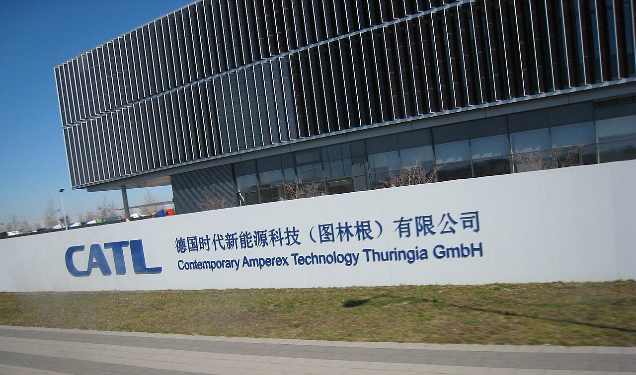 ป้าย CATL หน้าโรงงานผลิตแบตเตอรี่ Contemporary Amperex Technology Thuringia ในเยอรมนี