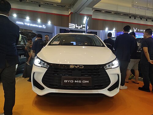 BYD M6 DM สีขาว จัดแสดงในงาน GIIAS 2026 ที่อินโดนีเซีย