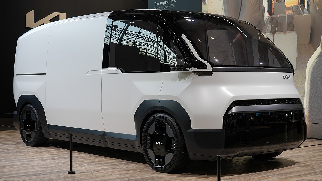 Kia PV7 ต้นแบบสีขาว จัดแสดงที่งาน IAA Transportation 2024 ฮันโนเวอร์