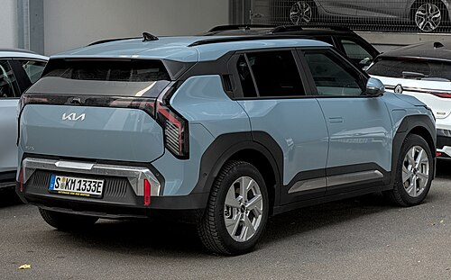 Kia EV3 สีฟ้าอมเทา มุมด้านหลัง