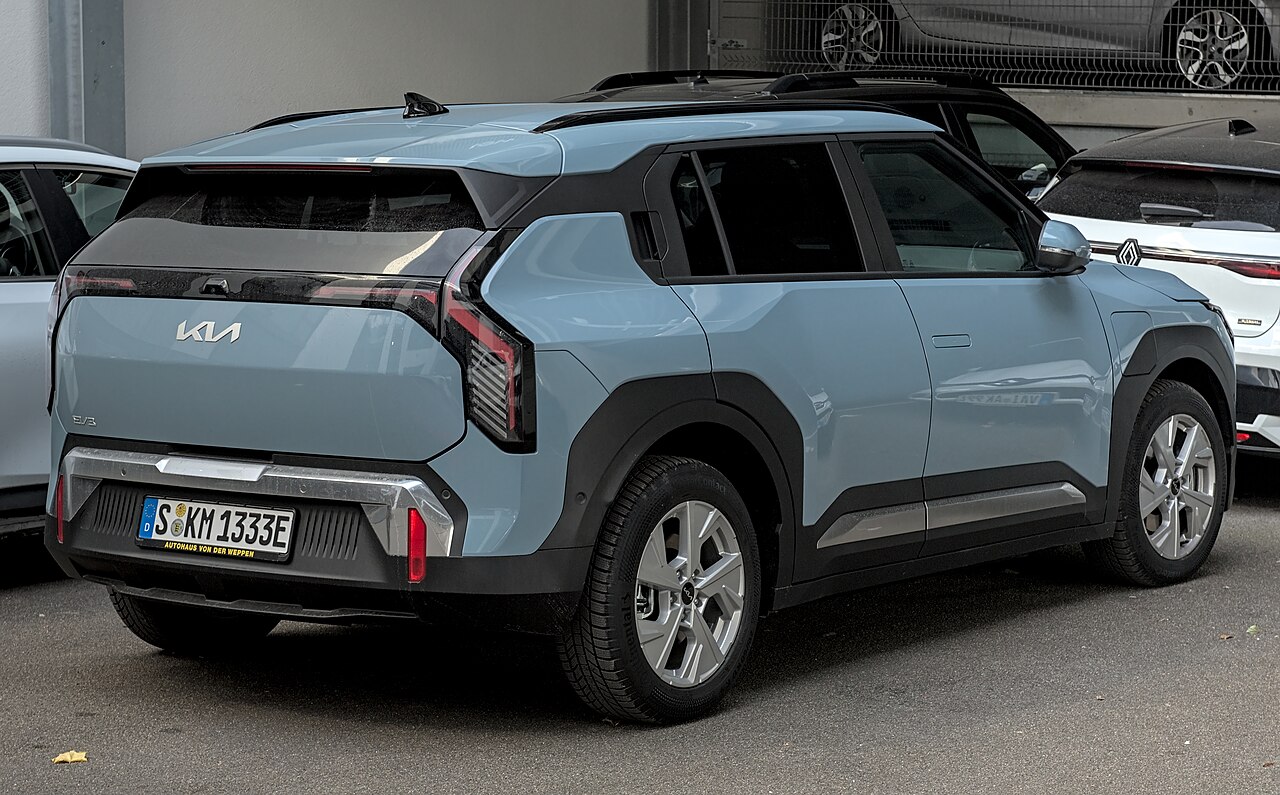 Kia EV3 สีฟ้าอมเทา มุมด้านหลัง