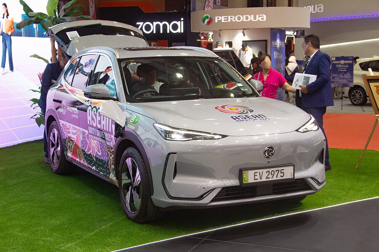 Proton e.MAS 7 สีเทาเงินจัดแสดงในงานที่มาเลเซีย
