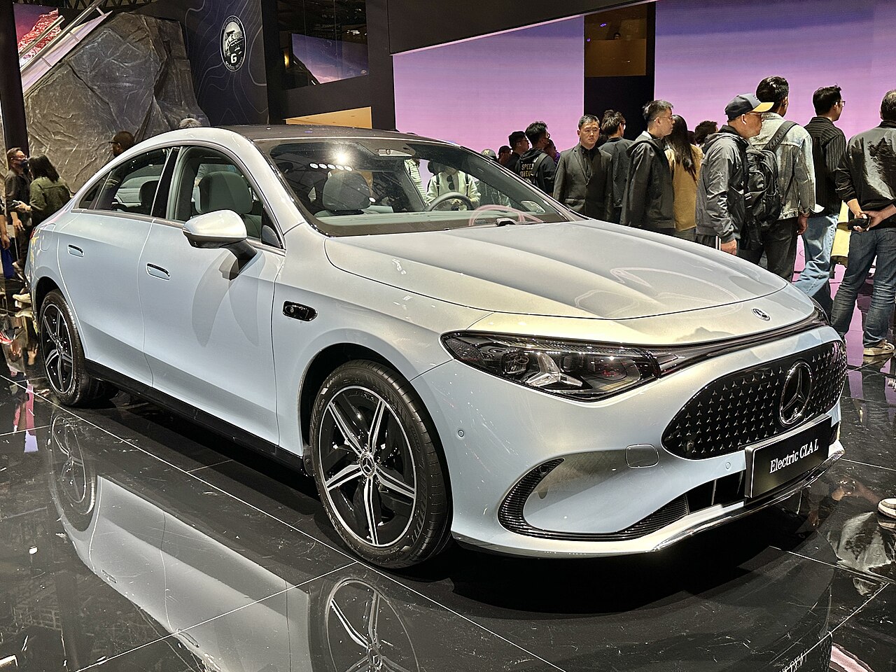 Mercedes-Benz CLA ไฟฟ้า สีเงิน จัดแสดงในงานมอเตอร์โชว์