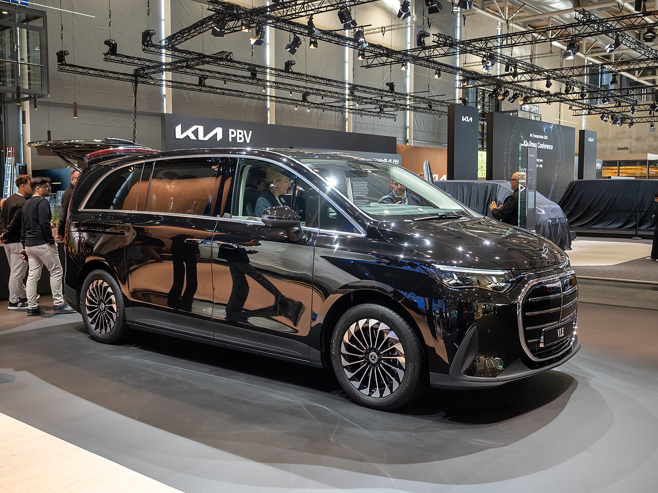 Mercedes-Benz VLE 300 สีดำ จัดแสดงในงาน IAA 2026 ที่ฮันโนเวอร์