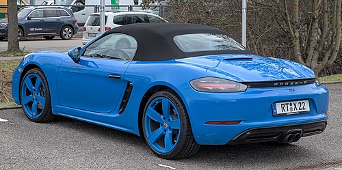 Porsche 718 Boxster สีฟ้า หลังคาผ้าใบสีดำ มุมด้านหลัง