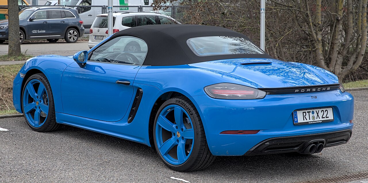 Porsche 718 Boxster สีฟ้า หลังคาผ้าใบสีดำ มุมด้านหลัง