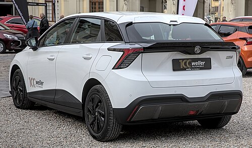 MG4 Electric สีขาวหลังคาดำ มุมด้านหลัง จัดแสดงในเยอรมนี