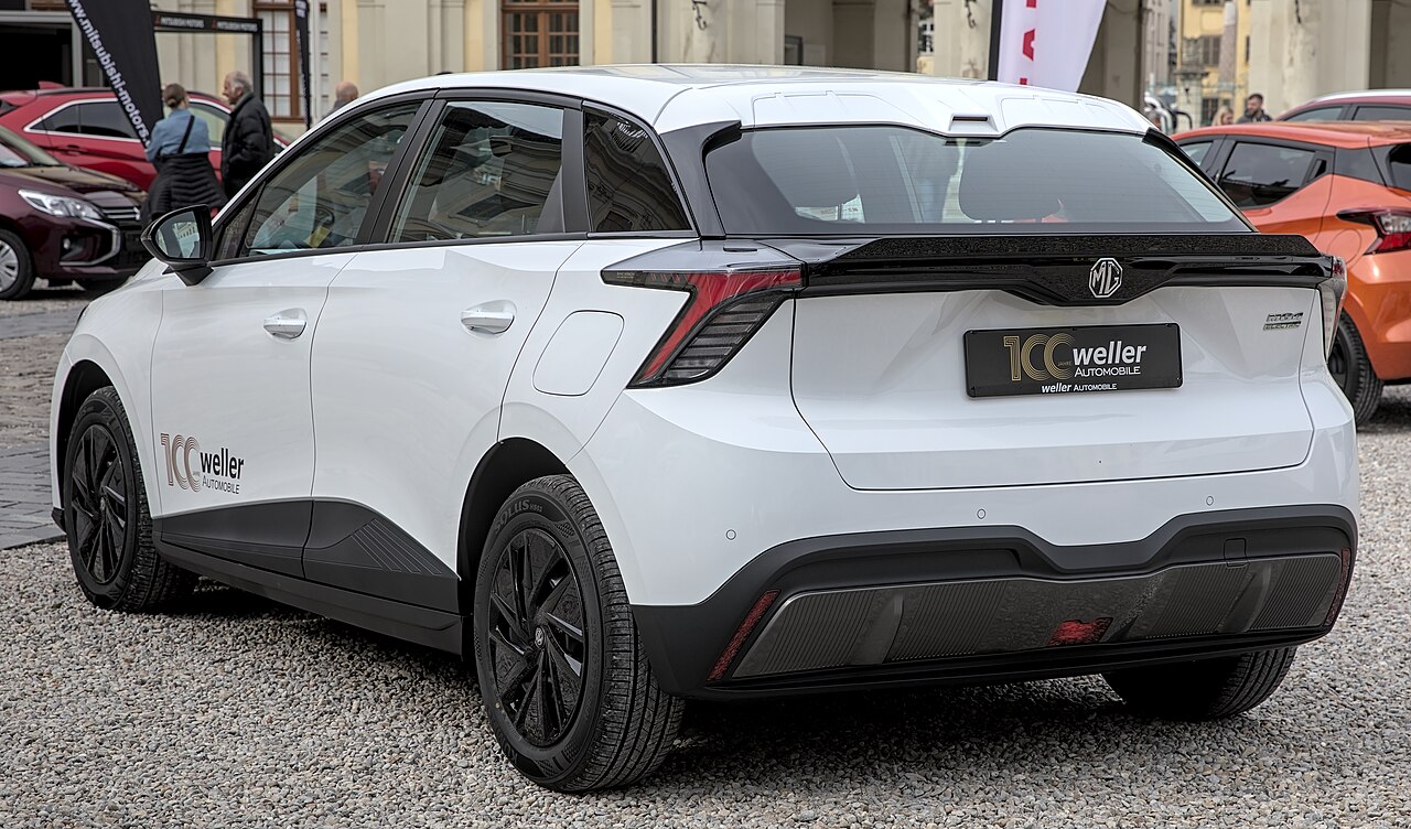 MG4 Electric สีขาวหลังคาดำ มุมด้านหลัง จัดแสดงในเยอรมนี