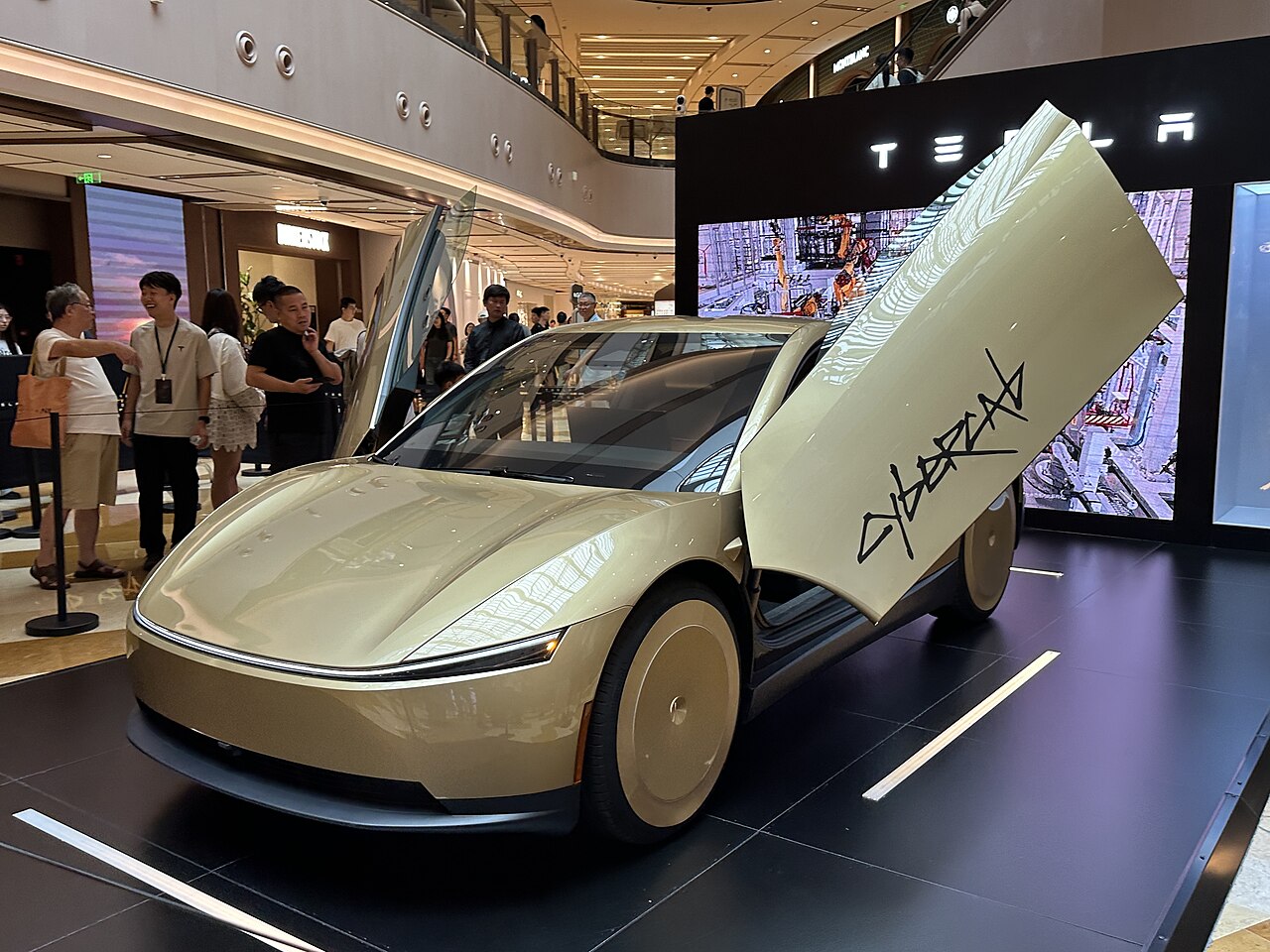 Tesla Cybercab สีทอง เปิดประตูปีกนก จัดแสดงในโชว์รูม
