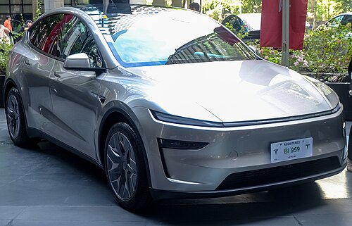 Tesla Model Y L สีเงิน Cosmic Silver มุมด้านหน้า