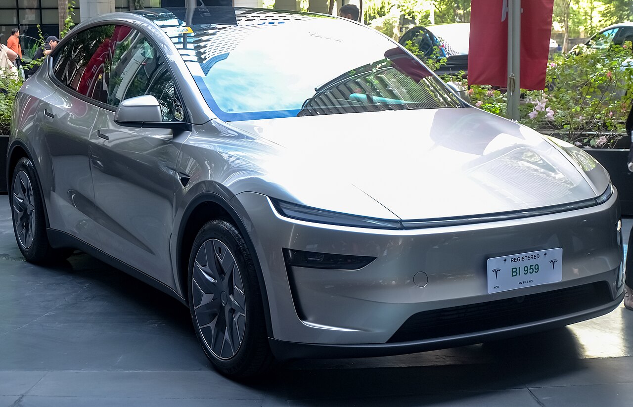 Tesla Model Y L สีเงิน Cosmic Silver มุมด้านหน้า