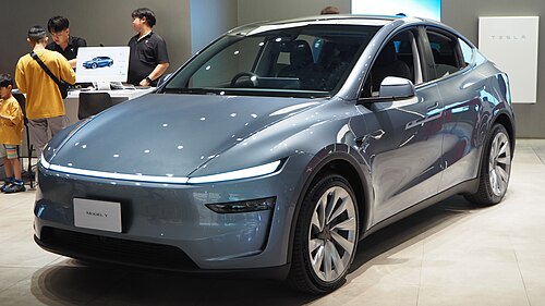 Tesla Model Y รุ่นปรับโฉม (Juniper) สีเทาอมฟ้า จัดแสดงในโชว์รูม