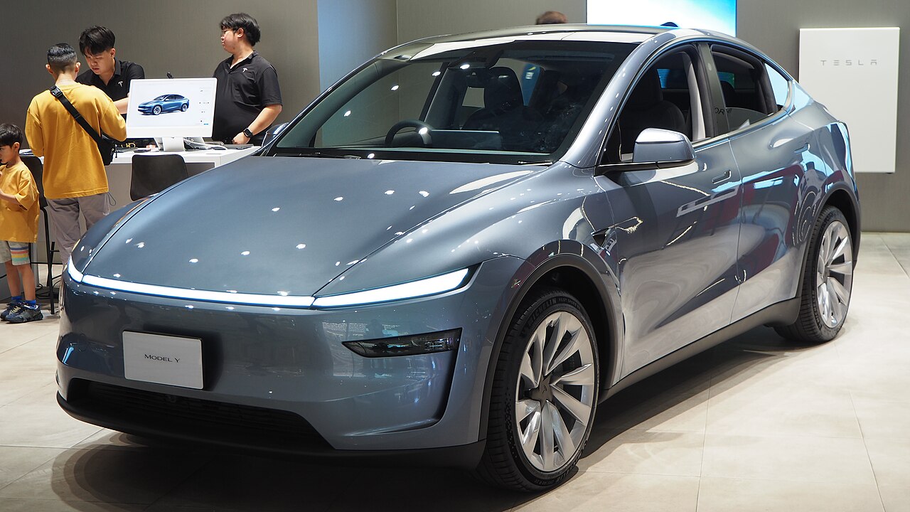Tesla Model Y รุ่นปรับโฉม (Juniper) สีเทาอมฟ้า จัดแสดงในโชว์รูม